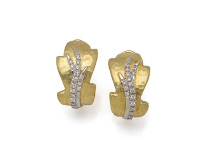 PAIR OF EAR CLIPS in hammered 750 thousandths...