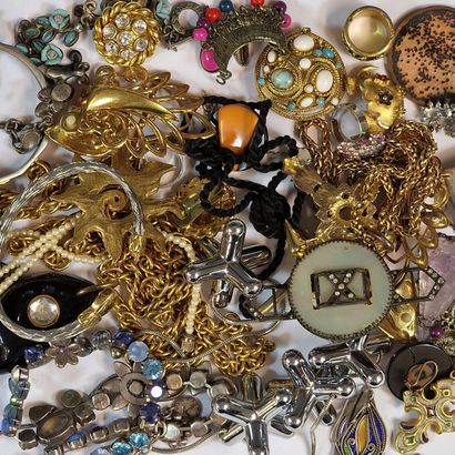LOTS OF FANTAISIE JEWELRY in gold- or silver-plated...