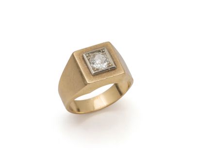 750 thousandths gold CHEVALIERE ring set...