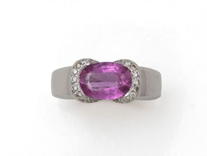 RING in 750 thousandths white gold, set with...