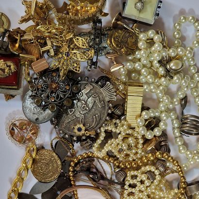 LOT OF FANTAISIE JEWELRY in gold- or silver-plated...