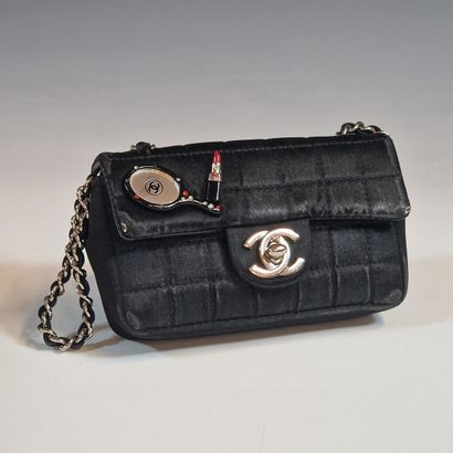 CHANEL circa 2004 - 13.5cm MINI BAG in black...
