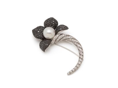 750 thousandth white gold lapel clip stylizing...