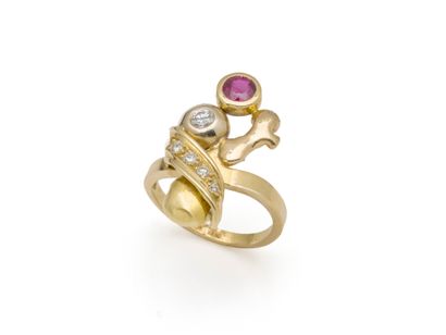 RING in 750 thousandths gold, with stylized...