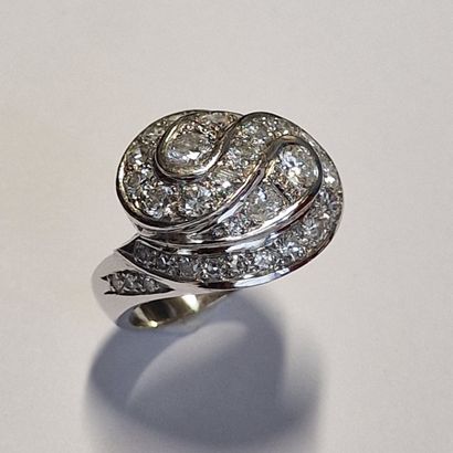 ELEGANTE BAGUE mouvementée en or gris 750...