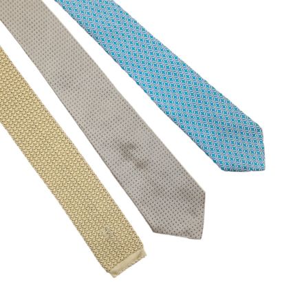 HERMES - LOT OF THREE VARIOUS CRAVATES.

Expert...