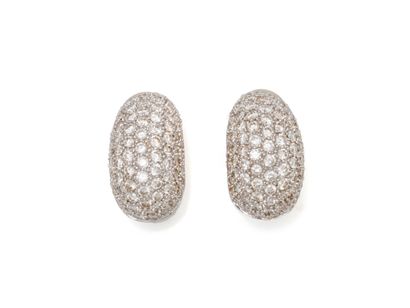 PAIR OF EAR CLIPS in 750 thousandths white...