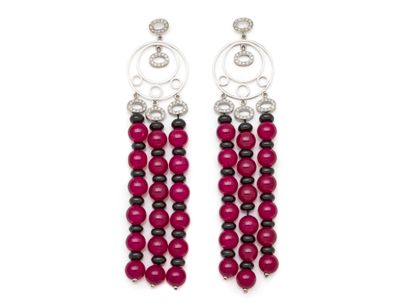 PAIR OF EARPENDANTS centered on a 750 thousandth...
