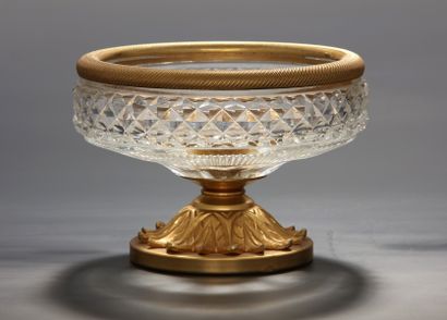COUPE RONDE en cristal taillé et bronze doré...