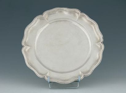 PLAT ROND à bord mouvementé en argent 800...