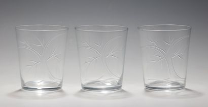 SUITE DE 8 GOBELETS A WHISKY en cristal blanc...