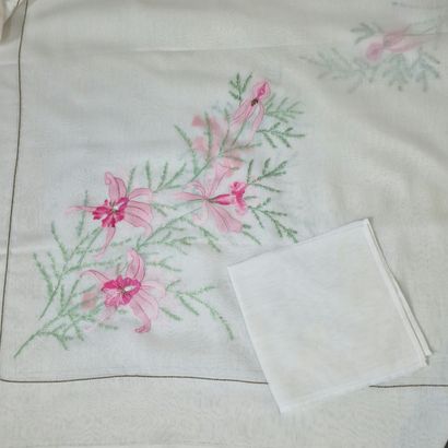 NAPPE RECTANGULAIRE ET SES 12 SERVIETTES...