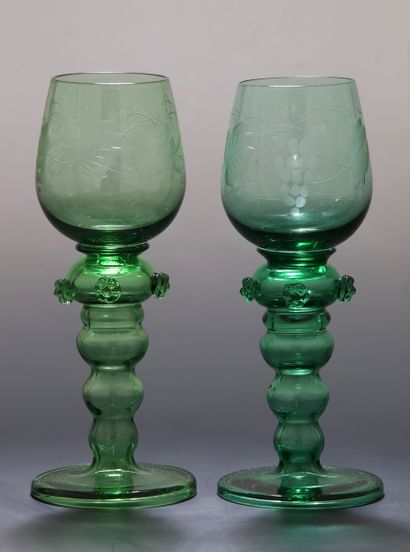 SUITE DE 7 ROEMERS en verre soufflé vert...