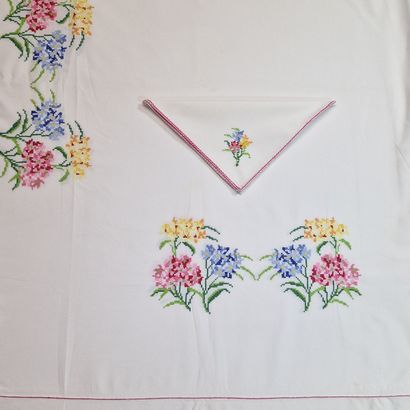 NAPPE RECTANGULAIRE ET SES 12 SERVIETTES...