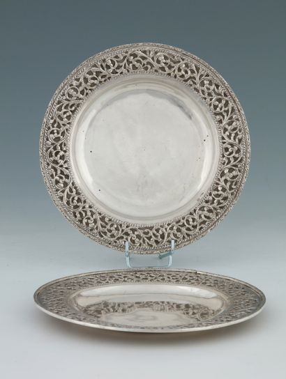 PAIRE D'ASSIETTES PRESENTOIR RONDES en argent...