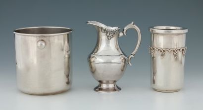 TROIS PIECES DE METAL ARGENTE DE TABLE Modernes...
