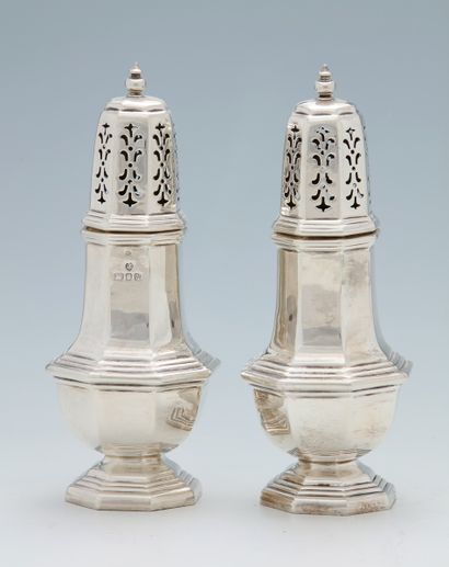 PAIRE DE SAUPOUDREUSES balustre à pans coupés...