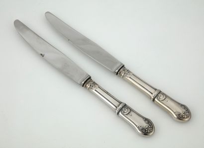 SUITE DE 12 COUTEAUX DE TABLE en métal argenté...