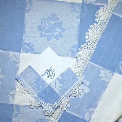 NAPPE RECTANGULAIRE ET SES 12 SERVIETTES...