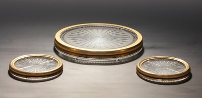 ENSEMBLE D'UN DESSOUS DE PLAT ET D'UNE PAIRE...