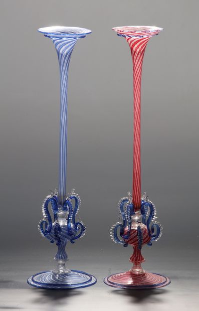 PAIRE DE CHARMANTS SOLIFLORES en verre de...
