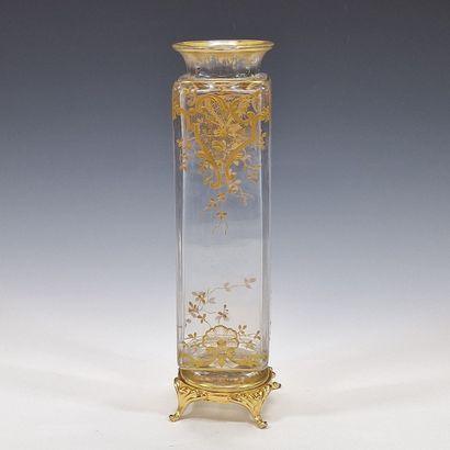 BACCARAT - VASE à section carrée en cristal...