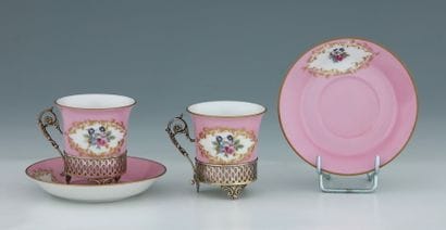 LIMOGES - SUITE DE 6 TASSES A CAFE DE FORME...