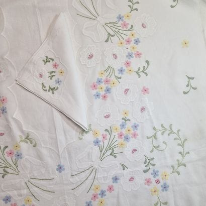 NAPPE OVALE ET SES 10 SERVIETTES en organdi...