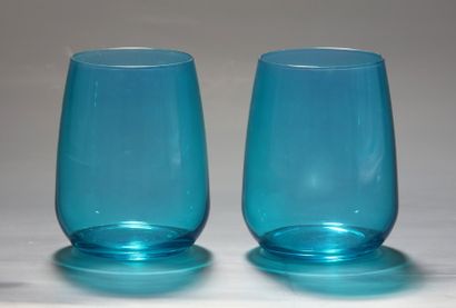 SUITE DE 12 GOBELETS en verre bleu Modernes...