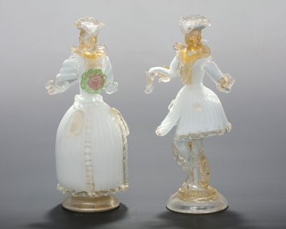 PAIRE DE STATUETTES EN FORME DE COUPLE EN...