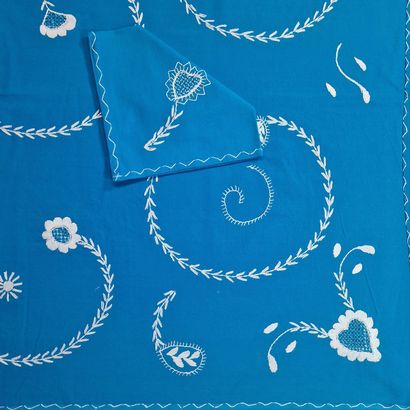 GRANDE NAPPE RECTANGULAIRE ET SES 12 SERVIETTES...