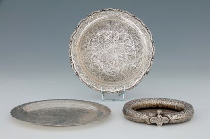 2 ASSIETTES à bord mouvementé et 1 DESSOUS...