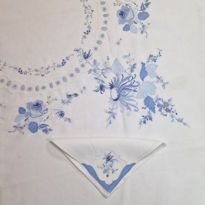NAPPE RECTANGULAIRE ET SES 12 SERVIETTES...