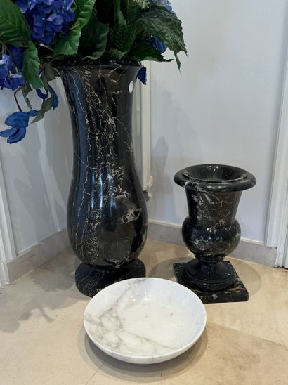 DEUX VASES Modernes en marbre noir veiné,...