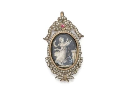 PENDENTIF ouvrant en argent vermeillé entouré...