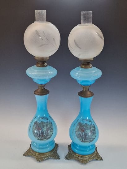 PAIRE DE LAMPES A PETROLE de forme balustre...