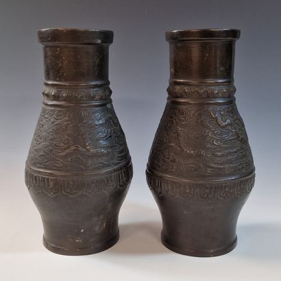 PAIRE DE VASES - Chine, de Style Archaïque...