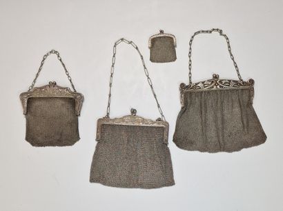 TROIS SACS ET UN PORTE-MONNAIE DE DAME Circa...