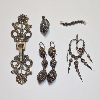 ENSEMBLE D'ELEMENTS DE BIJOUX d'Epoque XIXème...