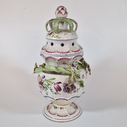 SAMSON - POT-POURRI en faïence polychrome...