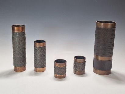 CINQ VASES ROULEAUX DONT UNE SUITE DE 4 de...