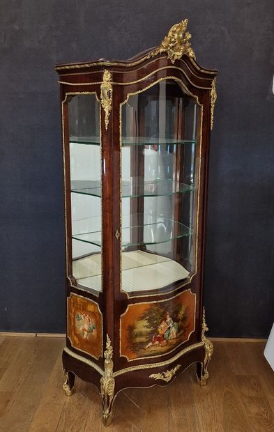 VITRINE A FACADE ET COTES GALBES de Style...