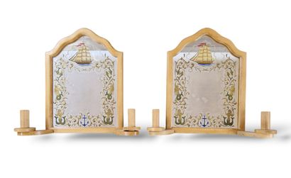 PAIRE DE DE MIROIRS D'APPLIQUE A DEUX LUMIERES...