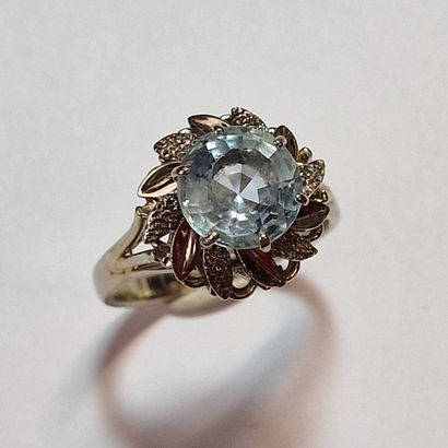 FLOWER RING Circa 1960 in 750 Millièmes white...
