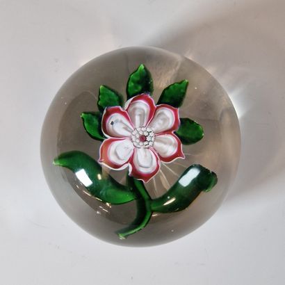 BACCARAT Circa 1850 - PRESSE-PAPIERS en cristal...