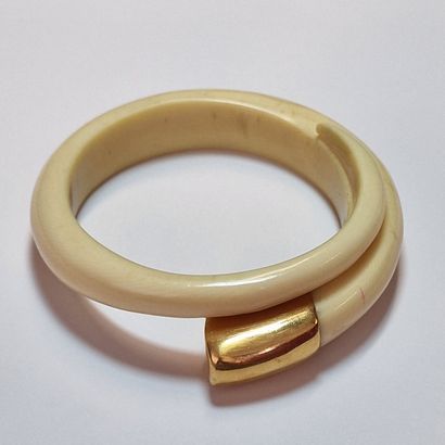 MID-20th CENTURY RIGID BRACELET in composition,...