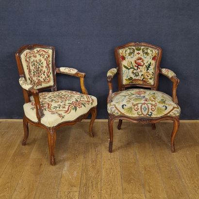 PAIRE DE FAUTEUILS CABRIOLETS composites...