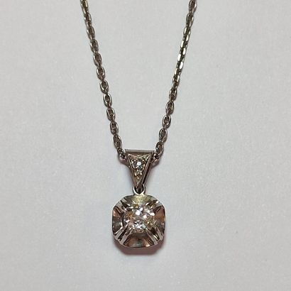 COLLIER du Milieu du XXème Siècle en platine...