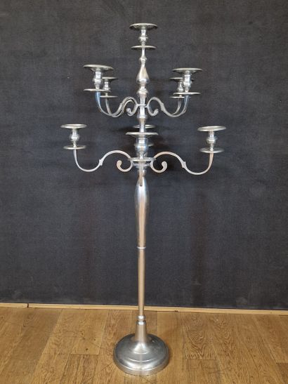GRAND CANDELABRE SUR PIED à neuf lumières...