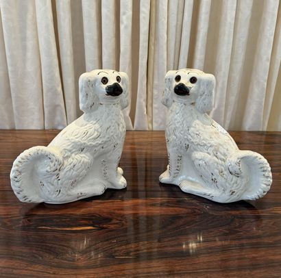 STAFFORDSHIRE - PAIRE DE STATUETTES DE CHIENS...